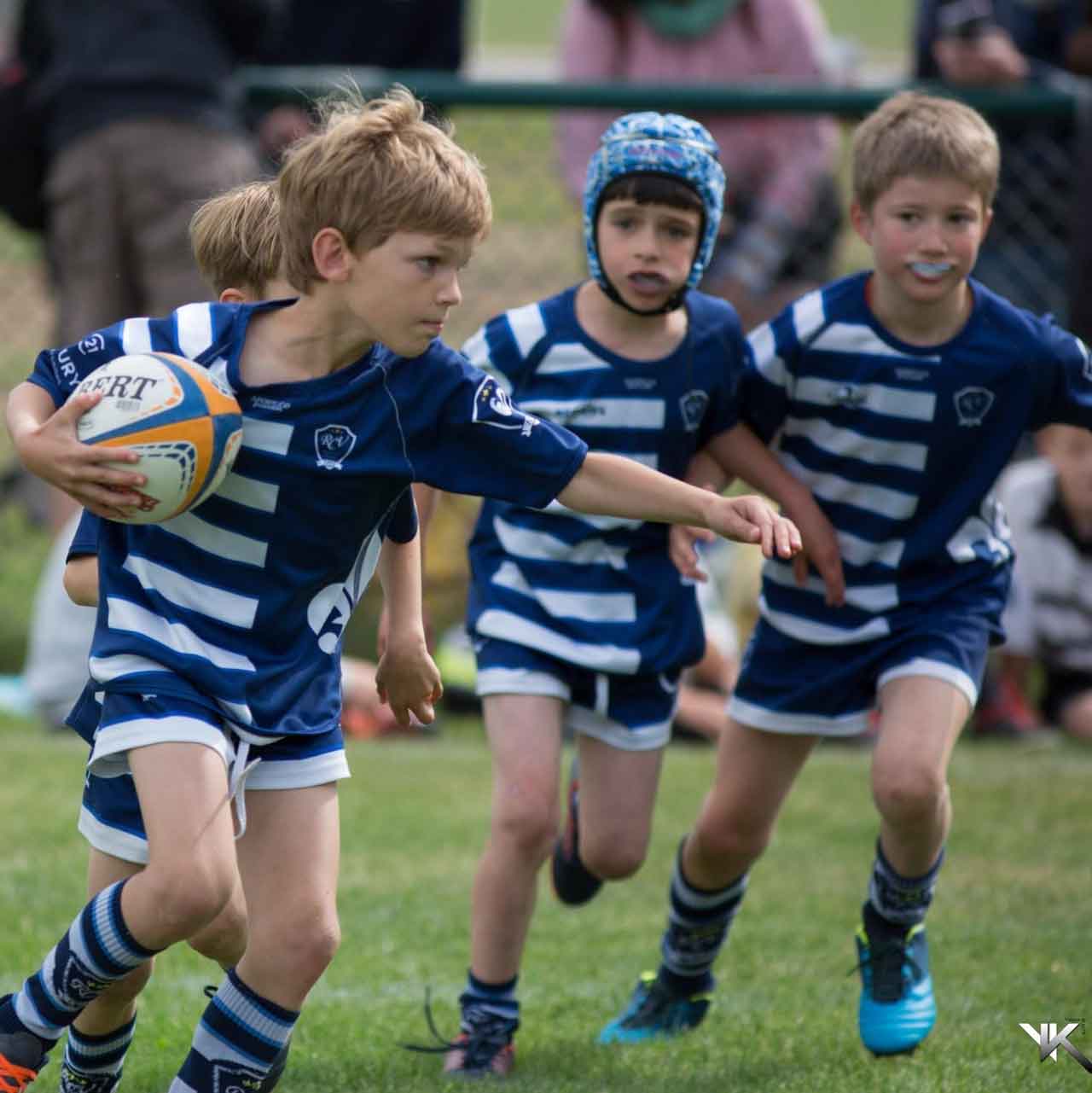Photo d'enfants de l'école de rugby du Rugby Club Versailles, en pleine action
